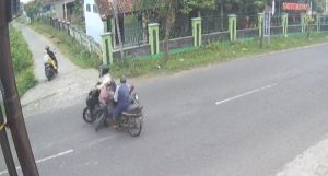 Kecelakaan di Perempatan Desa Ketanggi. (Foto atas) Kecelakaan di jalan Ringin – Pamotan, Minggu pagi (23/11).
