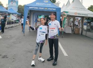 Penulis berfoto dulu, sebelum pengibaran bendera start 10 kilo meter di event Bangkit Half Marathon, Minggu pagi (30/11).
