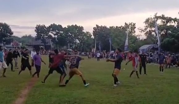 Liga Desa Ricuh, Pertandingan Dihentikan !! Apa Pemicunya ?? (Laga Gedangan vs Tlogotunggal)