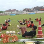 Para pemain PSIR melakukan pendinginan (cooling down) usai latihan di Stadion Krida.