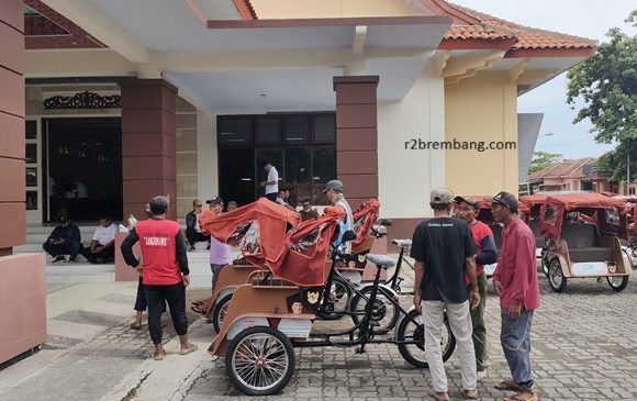 Belum Didata, Belasan Tukang Becak Geruduk Balai Kartini Rembang !! Di Sela-Sela Penyerahan Bantuan Becak Listrik