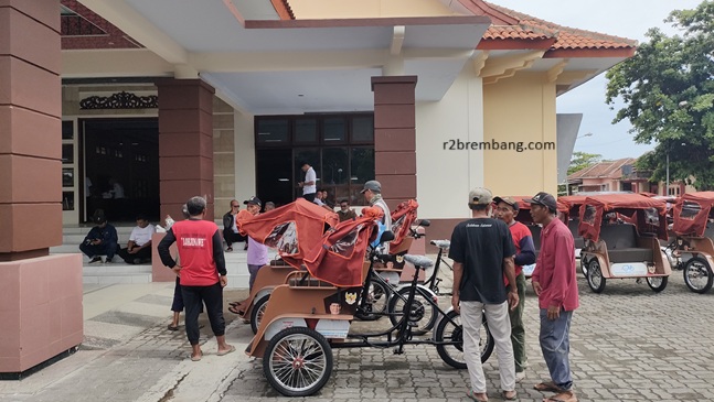 Belum Didata, Belasan Tukang Becak Geruduk Balai Kartini Rembang !! Di Sela-Sela Penyerahan Bantuan Becak Listrik