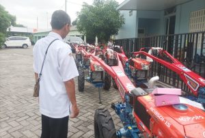 Traktor Rotary salah satu jenis alsintan yang diberikan kepada kelompok tani.