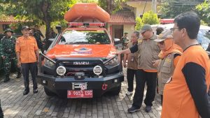 Apel kesiapsiagaan penanggulangan bencana di halaman Kantor Bupati Rembang, Jum’at pagi (05/12). Tampak bantuan mobil dan lampu penerangan lokasi pengungsian dicek.