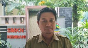 Wakil Kepala Sekolah Bidang Kesiswaan, Avendi Bambang Yulianto. (Foto atas) CA sehari-hari tinggal bersama neneknya.