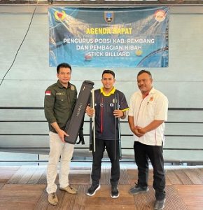 Edi Santoso, pebilliard dari Kabupaten Rembang lolos ke Porprov Jawa Tengah, diapit Ketua POBSI Dumadiyono dan PLT Ketum KONI Zaenal Arifin. (Foto atas) Pembagian bantuan stick billiard.