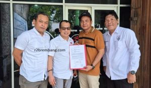 Dumadiyono dan tim kuasa hukum Maryono. (Foto atas) Tim kuasa hukum Maryono, menyerahkan surat pencabutan laporan di Unit II Satreskrim Polres Rembang.