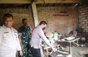 Aparat Polsek Sulang di TKP kasus bunuh diri Desa Glebeg Kecamatan Sulang, hari Jum’at (19/12).