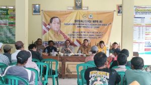 Anggota MPR/DPR RI, Firman Soebagyo berada di Balai Desa Karangharjo Kecamatan Sulang, Kabupaten Rembang, Senin (16/12).