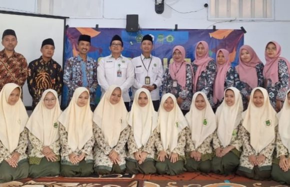 Dari Bahaya Makanan Cepat Saji, Hingga Gangguan Pernikahan Dini (Tuhfatush Shibyan Sidorejo Gelar Sosialisasi Reproduksi Remaja)