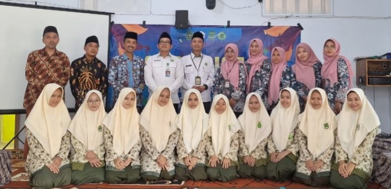 Dari Bahaya Makanan Cepat Saji, Hingga Gangguan Pernikahan Dini (Tuhfatush Shibyan Sidorejo Gelar Sosialisasi Reproduksi Remaja)