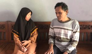 Pasangan suami isteri penyandang tuna netra, Rondi dan Suharti, warga Desa Sendangasri Kecamatan Lasem.