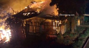 Kebakaran rumah warga di pinggir jalur Pantura Desa Tritunggal, Rembang, Selasa malam (23/12).