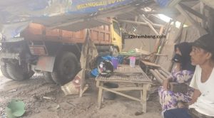 Sebuah dump truk menabrak warung di Desa Sidomulyo Kecamatan Sedan, Jum’at sore (19/12).