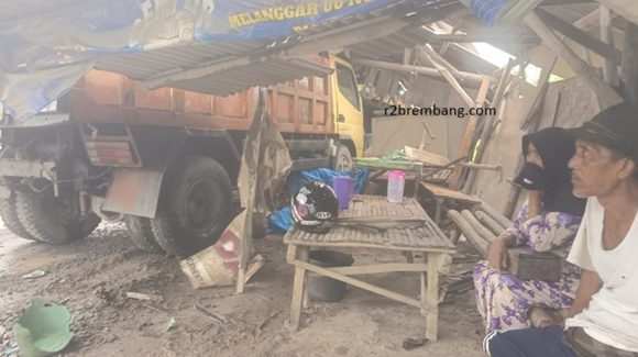 Dump Truk Seruduk Warung, Tuntutan Ganti Rugi Disepakati (TKP Desa Sidomulyo Sedan)