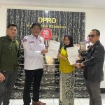 Kuasa hukum wartawan Lingkar TV, hari Kamis (04/12) menyerahkan surat desakan kepada pihak DPRD Rembang, atas aduan dugaan pelanggaran kode etik.