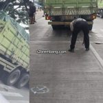 Korban kecelakaan tergeletak di bawah kolong truk. Polisi menggelar olah TKP di lampu traffic light Clangapan Desa Tireman, Rabu sore.