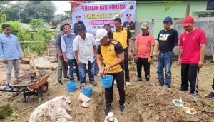 Peletakan batu pertama pos polisi di dekat lapangan Desa Tegaldowo, Kecamatan Gunem, Minggu pagi (14/12).