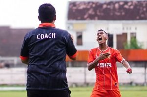Nur Ahmadi merayakan gol pertama PSIR, melalui tendangan keras dari luar kotak penalti, saat uji coba menjamu Persipur Purwodadi, Minggu sore (07/12). (ig official psir).