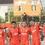 Pemain PSIR Rembang merayakan gol, usai menang 1 – 0 menghadapi Persinga Ngawi, dalam laga uji coba, Minggu sore (28/12)