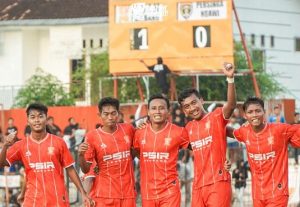 Pemain PSIR Rembang merayakan gol, usai menang 1 – 0 menghadapi Persinga Ngawi, dalam laga uji coba, Minggu sore (28/12)