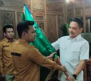 Ketua PSSI Kabupaten Rembang, Nur Arsya Irfana menerima bendera organisasi dari Ketua PSSI Jawa Tengah, AS. Sukawijaya (Yoyok Sukawi), usai pelantikan, Sabtu malam.