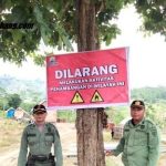 Petugas Perhutani KPH Mantingan berada di lokasi banner larangan menambang di dekat sumur minyak Desa Ngiyono Kecamatan Japah Kabupaten Blora.