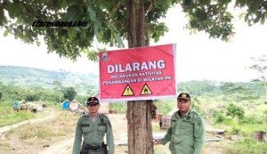 Petugas Perhutani KPH Mantingan berada di lokasi banner larangan menambang di dekat sumur minyak Desa Ngiyono Kecamatan Japah Kabupaten Blora.