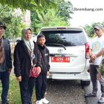 Pegawai Bagian Kesra Setda Rembang, hari Sabtu (27/12) mengantar sekeluarga warga Desa Kaliombo Kecamatan Sulang, Kabupaten Rembang, untuk berangkat transmigrasi.