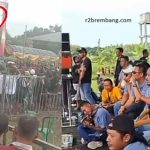 Saat kericuhan terjadi di lapangan Sendangagung Kecamatan Pamotan, crew musik Adella duduk santai di atas panggung, Jum’at sore (16/01).