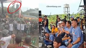Saat kericuhan terjadi di lapangan Sendangagung Kecamatan Pamotan, crew musik Adella duduk santai di atas panggung, Jum’at sore (16/01).