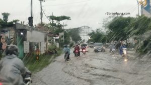 Banjir menggenangi Jalan Rembang – Blora, selatan Perempatan Galonan, Senin (12/01).
