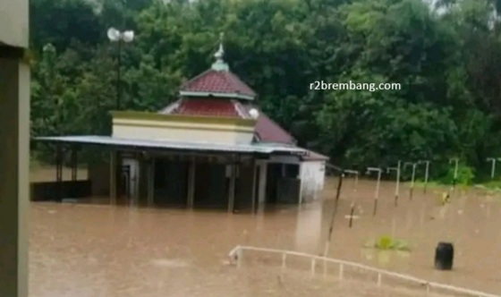 Genangan Banjir Parah, Surut Agak Lama Karena Dataran Rendah (Kawasan Waru Tengah Rembang)