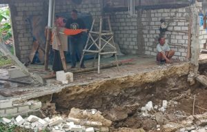 Kepala Pelaksana Harian BPBD Kab. Rembang, Sri Jarwati saat meninjau lokasi tanah longsor.