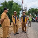 Bupati Rembang, Harno, hari Senin (05/01) mengecek jalan Sulang – Logede, setelah dilebarkan.