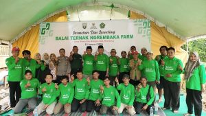 Sarasehan di Balai Ternak Ngrembaka Farm Desa Woro Kecamatan Kragan, Selasa (13/01). Ketua Baznas Rembang, Moh. Ali Anshory tampak mengecek kondisi kambing.