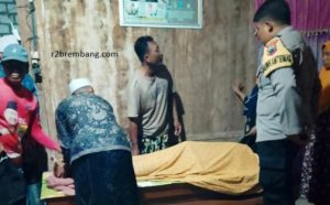 Aparat Polsek Pamotan berada di TKP rumah korban, Senin malam (19/01).
