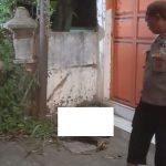 Anggota Polsek Sluke berada di lokasi korban meninggal dunia, Kamis malam (29/01).