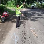 Polisi menunjukkan lokasi kecelakaan di jalur Pantura Desa Sendangmulyo, Kecamatan Sluke, dekat pelabuhan.