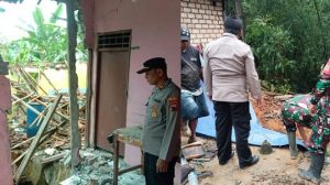 Kapolsek Bulu, Iptu Wago Susilo dan anggotanya mengecek longsor di dua desa, Selasa (13/01).