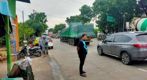 Polisi dari Polsek Kota mengumpulkan informasi, terkait meninggalnya korban yang merupakan pemilik warung Mak Uti Desa Tireman, Minggu (11/01).