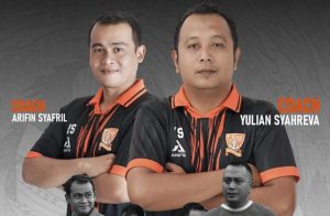 Pelatih kepala Yulian Syahreva dan asisten pelatih Arifin Syafril, resmi dipecat manajemen PSIR. (Sumber: IG PSIR_official).