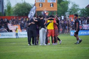 Para pemain PSIR saling berpelukan, usai dipastikan lolos 8 besar. (Gambar atas) M. Ubaid melakukan selebrasi usai mencetak gol ke gawang PSIK. (Sumber : PSIR_official).