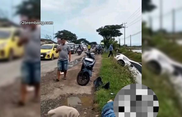 Mobil Oleng Hantam Motor, Terhenti Setelah Masuk Parit (Kecelakaan TKP Pantura Dresi Kulon Kaliori)