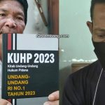 Advokat sekaligus praktisi hukum di Rembang, Darmawan Budiharto menunjukkan buku KUHP baru. Di sampingnya terpidana mati, Sumani.