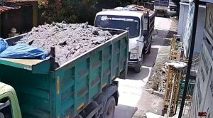 Jalan sesempit ini di Desa Sudan Kecamatan Kragan, dipenuhi truk tambang batu tras, Rabu (28 Januari 2026).