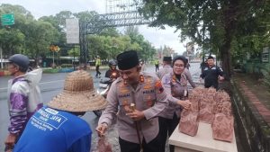 Kapolres Rembang AKBP Mohammad Faisal Pratama memberikan takjil kepada warga, Rabu (26/02) sore.