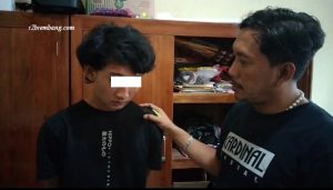 Kanit Reskrim Polsek Rembang Kota menginterogasi tersangka pelaku Curanmor, Jum’at pagi (06/02).