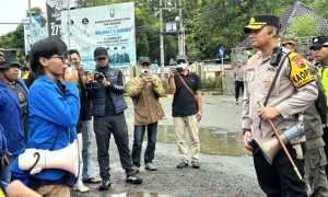 Ketua PMII Rembang, Zubairul Kamal I’tazza menyampaikan aspirasi di depan Kapolres Rembang, saat demo yang berlangsung, Jum’at sore (27/02).