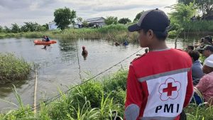 Proses pencarian korban tenggelam di embung Dusun Matalan, Desa Purworejo, Kecamatan Kaliori, Kamis sore (19/02).